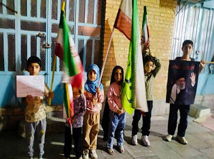 بچه‌مسجدی‌های کانون حجت‌ابن‌الحسن(ع) شیراز در اجتماع شبانه از مدافعان نظم و امنیت قدردانی کردند