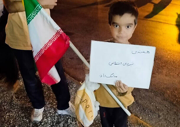 بچه‌مسجدی‌های کانون حجت‌ابن‌الحسن(ع) شیراز در اجتماع شبانه از مدافعان نظم و امنیت قدردانی کردند