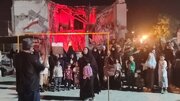 نمایش خیابانی «کوچک‌تر از نخل، به بلندای آسمان» در مقتل شهدای مدرسه شجره طیبه میناب اجرا شد