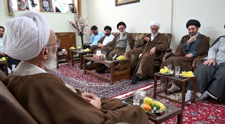 لحظاتی منتشر نشده از حضور رهبر معظم انقلاب در منزل علامه مصباح یزدی(ره)