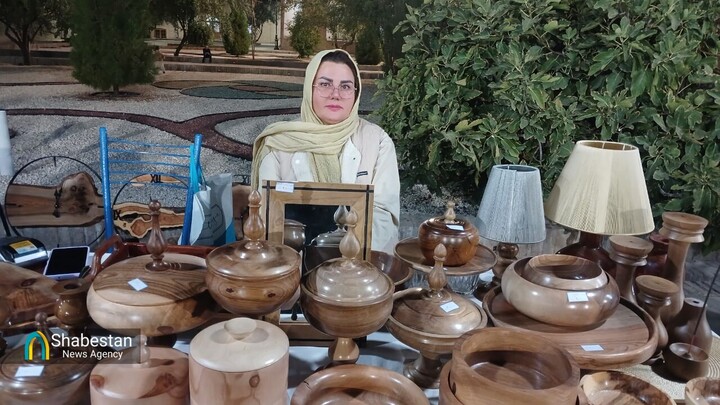از پشت‌بام خانه تا خلق هنر با چوب/ روایت کارآفرین بیرجندی از دغدغه بازار فروش