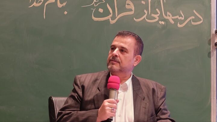 «درس‌هایی از قرآن» درخت تنومند ۳۵ ساله‌ در مسیر تربیت دینی دانش‌آموزان/ تمسک به قرآن جامعه را در برابر آسیب‌های اجتماعی بیمه می‌کند  