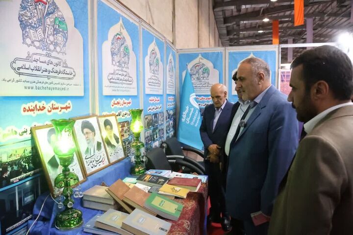 معاون سیاسی امنیتی استانداری زنجان از غرفه کانون‌های مساجد و خبرگزاری شبستان بازدید کرد