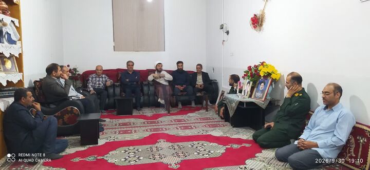 دیدار اهالی مسجد امام حسن(ع) اقلید با خانواده شهید شاهولی