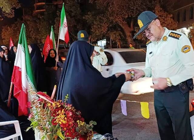 تجلیل از کارکنان کلانتری ۱۸ ولی‌عصر شیراز در موکب کانون شهید سلیمانی