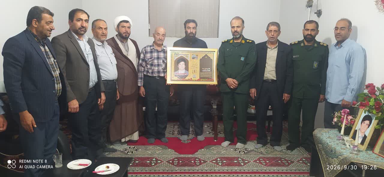 دیدار اهالی مسجد امام حسن(ع) اقلید با خانواده شهید شاهولی