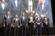 تندیس هشتمین کنفرانس نیروگاه‌های خورشیدی کشور به مدیرعامل شرکت توزیع نیروی برق  استان سمنان رسید
