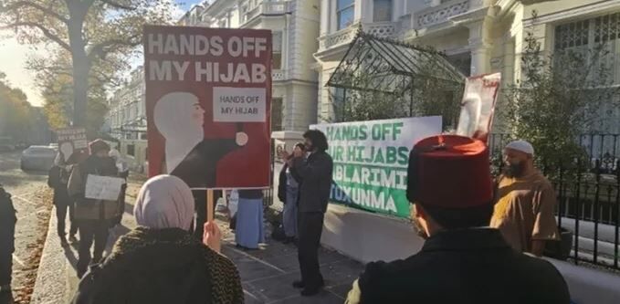 تجمع اعتراضی مقابل سفارت آذربایجان در  لندن در ممنوعیت حجاب