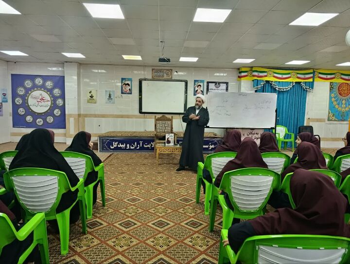 برگزاری نشست آموزشی سلامت روان و چالش‌های نوجوانی در دبیرستان نیکان مهد قرآن آران و بیدگل
