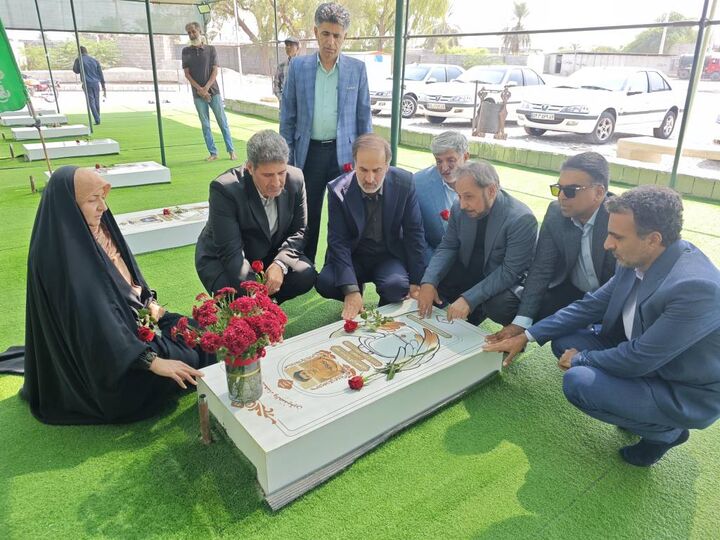 ادای احترام معاون وزیر ارشاد به مقام شامخ شهدای دانش‌آموز مدرسه شجره‌طیبه میناب