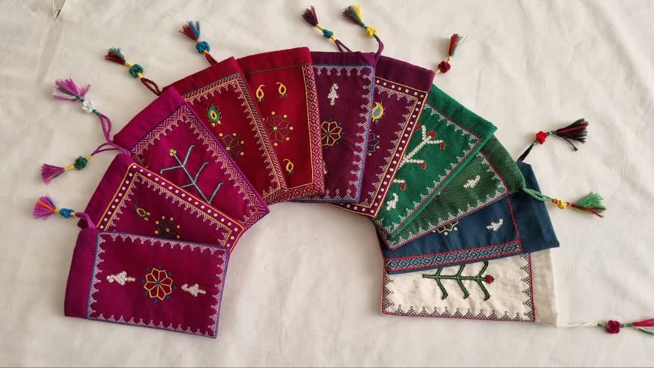 «گره شمسک» گره‌گشای اشتغال بانوان شد/ احیای میراث مادربزرگ‌ها در سه‌قلعه