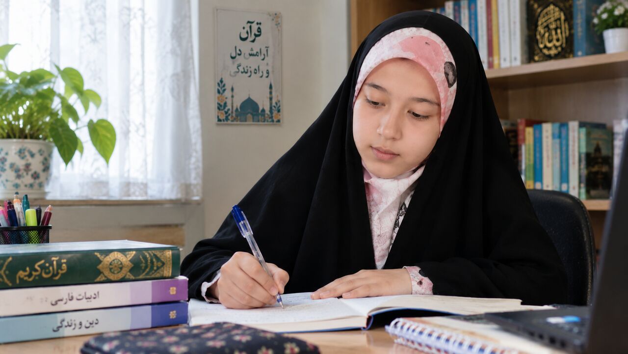 از حفظ ۲۰ جزء قرآن تا رتبه ۷۱۷ کنکور؛ روایت دختر شیرازی از هم‌نشینی قرآن و درس