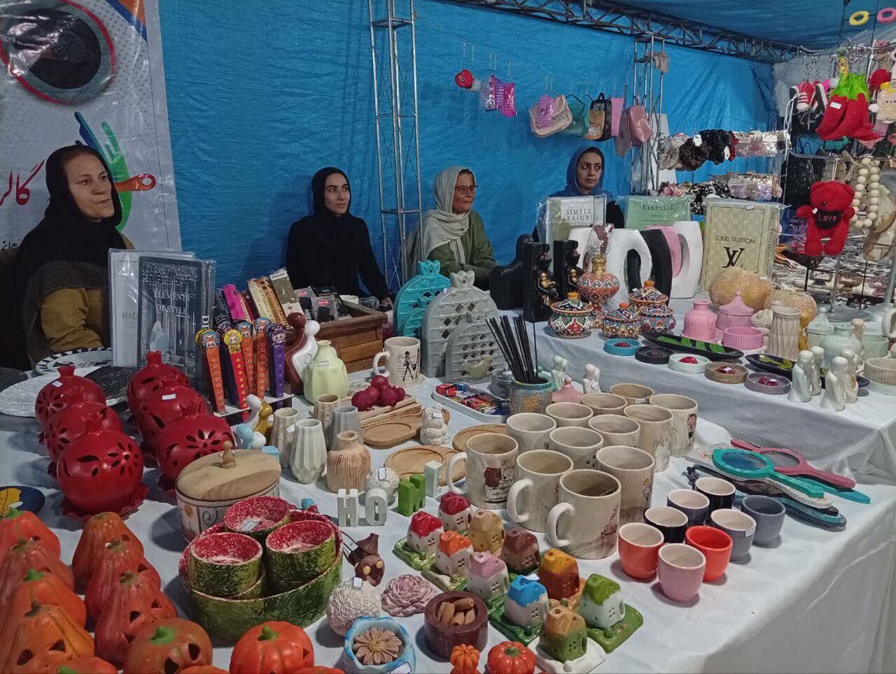 نمایشگاه صنایع دستی و محصولات خانگی در مسجد حضرت فاطمه الزهرا (س) برپا شد