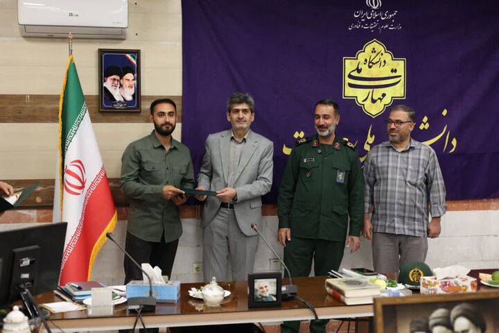 تقدیر از مسئول انجمن سرود و موسیقی بسیج هنرمندان به پاس ۲۳۵ شب میدان‌داری گروه‌های سرود در میدان شهدای اراک