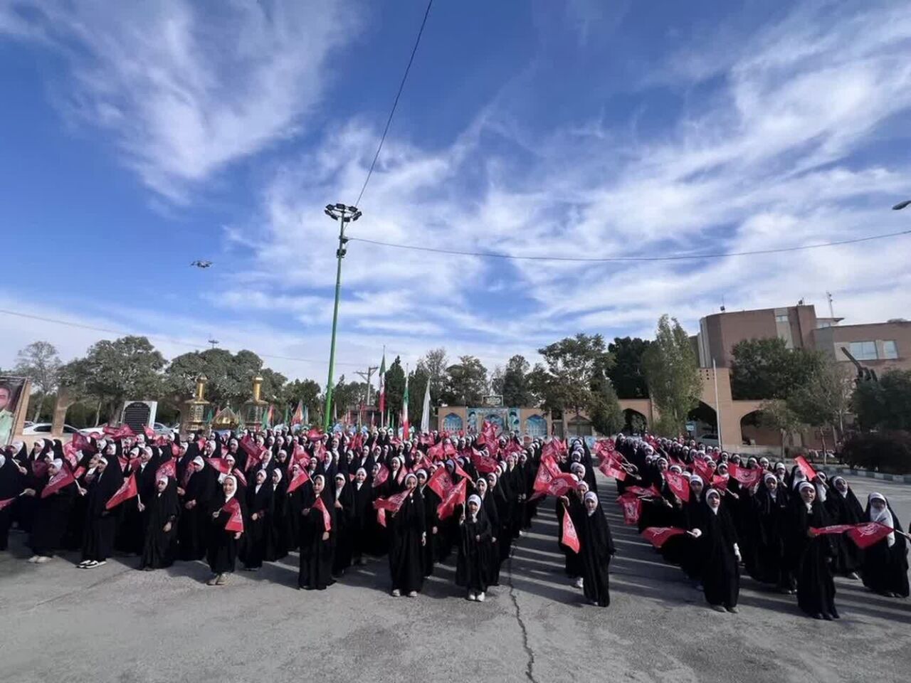 تقدیر از مسئول انجمن سرود و موسیقی بسیج هنرمندان به پاس ۲۳۵ شب میدان‌داری گروه‌های سرود در میدان شهدای اراک