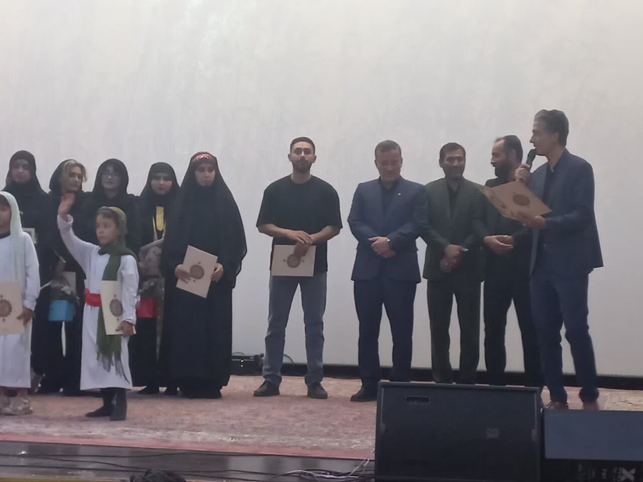 تقدیر از مسئول انجمن سرود و موسیقی بسیج هنرمندان به پاس ۲۳۵ شب میدان‌داری گروه‌های سرود در میدان شهدای اراک