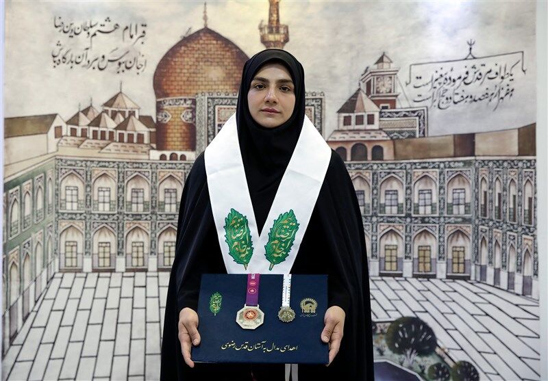 مدال طلای آمنه محمودی به موزه آستان قدس رضوی اهدا شد