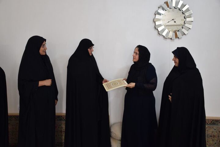 دیدار مسئول جامعه زنان سپاه کرمانشاه با فرماندار روانسر؛ تکریم خانواده شهیده دانش‌آموز هستی محمدی