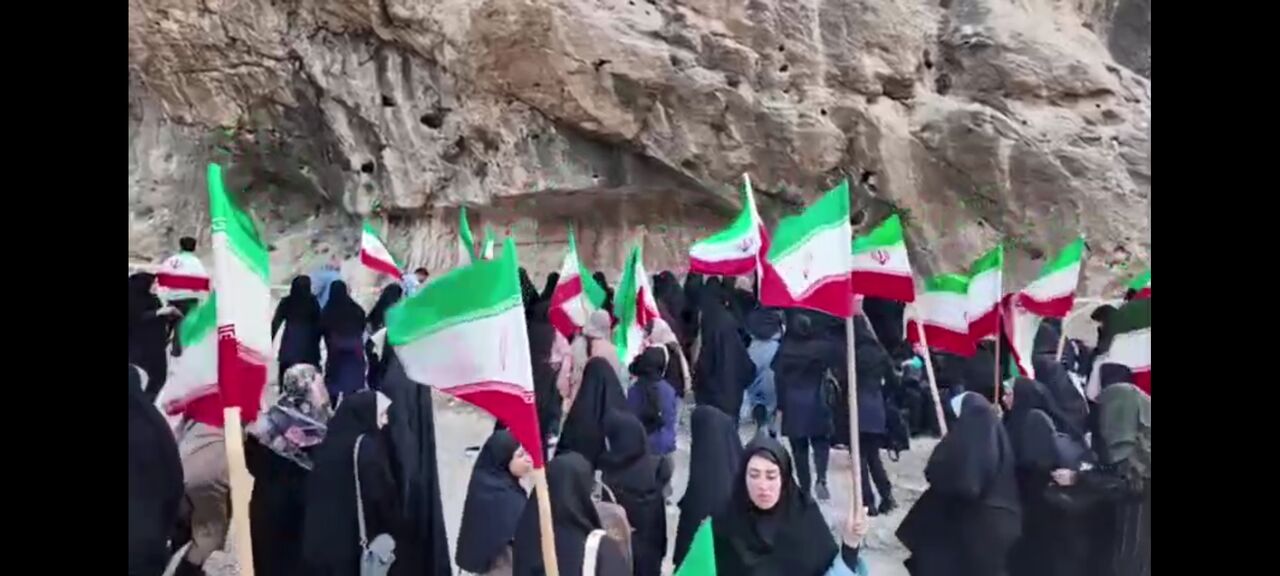 تجمع حماسی دانشجویان در یادمان شکست امپراتور روم در کازرون