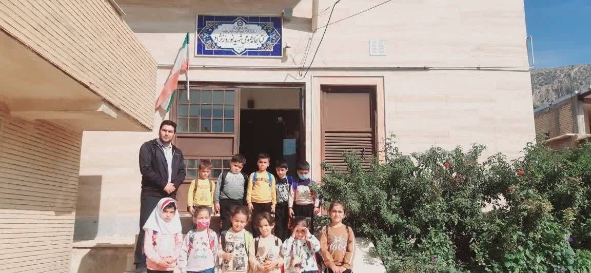 قصه‌ها، بازی‌ها و دنیای کتاب؛ کودکان روستای کل‌کش مهمان کتابخانه شهید نوروزنژاد شدند