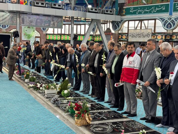 گلباران مزار شهدا رشت به مناسبت آغاز هفته پدافند غیرعامل در گیلان