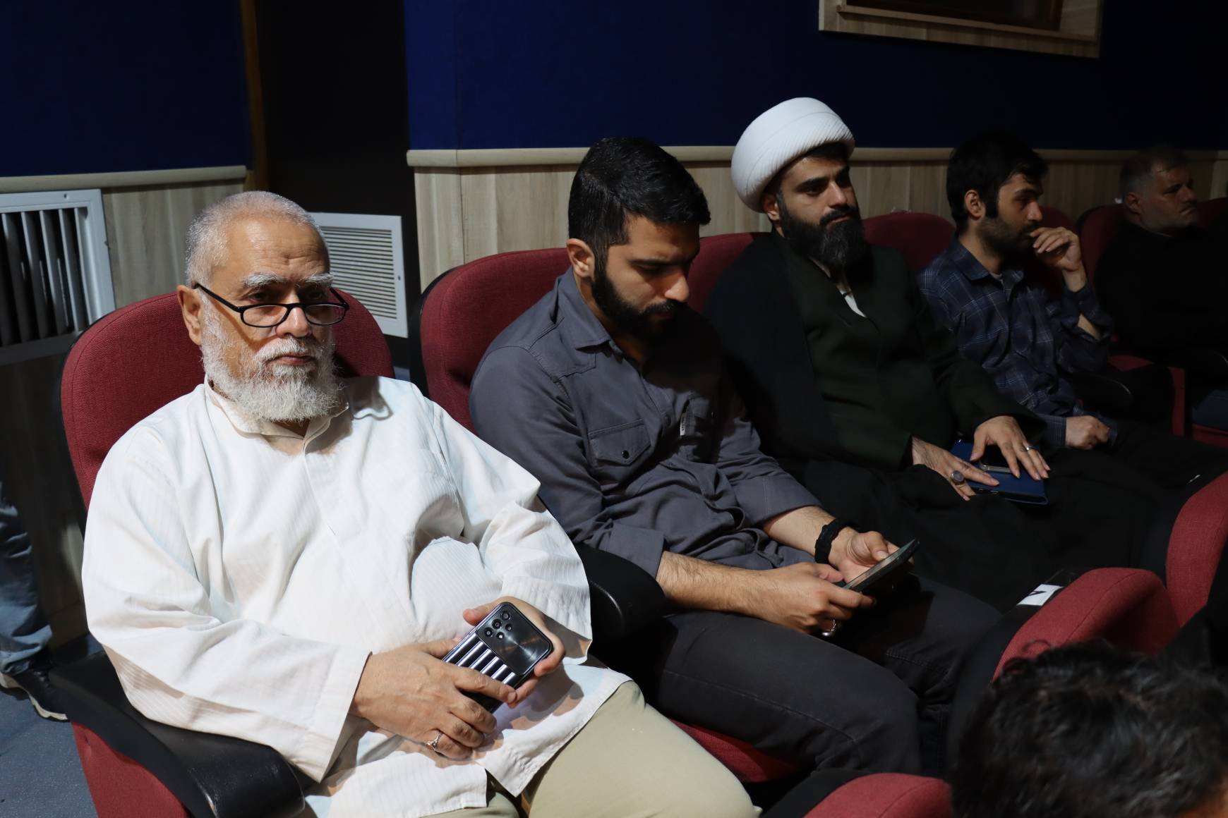 انتظار به معنای دست روی دست گذاشتن نیست / باید برای ظهور امام زمان(عج) قدم برداریم
