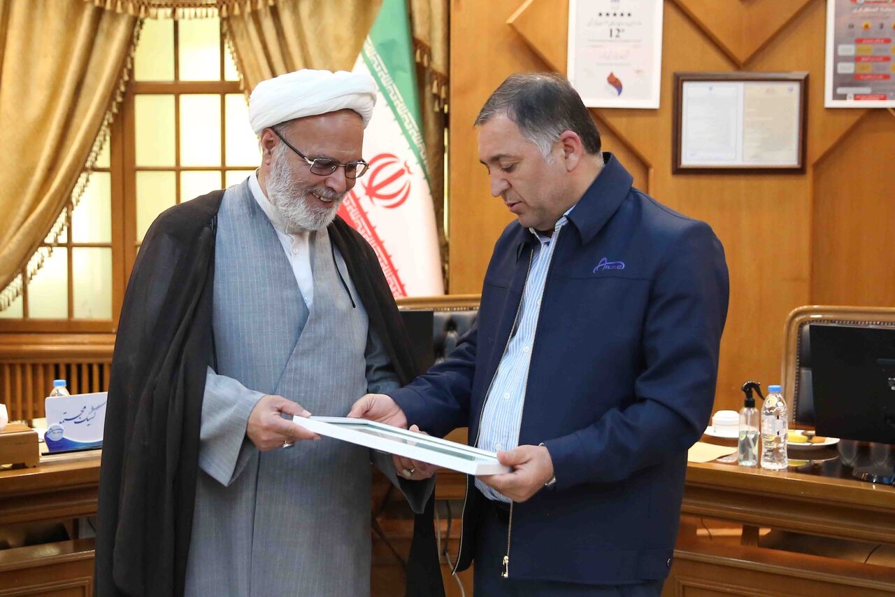 ارزش کار تولیدکنندگان کمتر از رزمندگان جبهه نظامی نیست