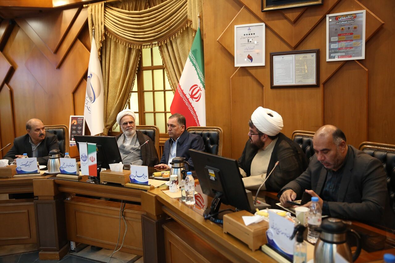 ارزش کار تولیدکنندگان کمتر از رزمندگان جبهه نظامی نیست