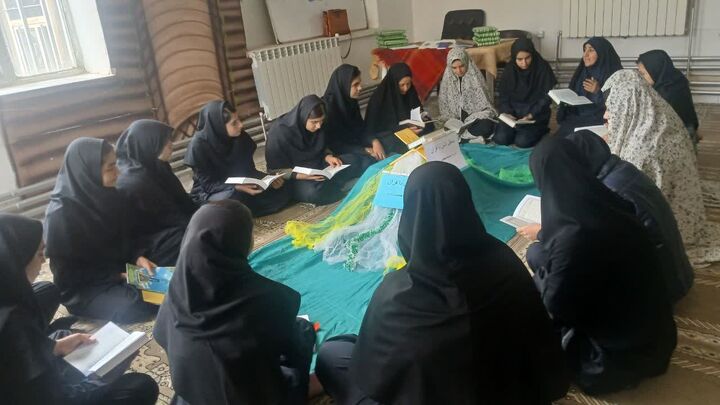 طنین سوره فتح در محفل قرآنی دانش‌آموزان دختر مریوان
