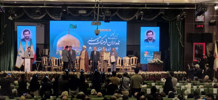 بنیانگذار جشنواره بین المللی امام رضا علیه‌السلام تجلیل شد/قدردانی از سال‌ها خدمت شایسته سید جواد جعفری به فرهنگ و هنر ایران