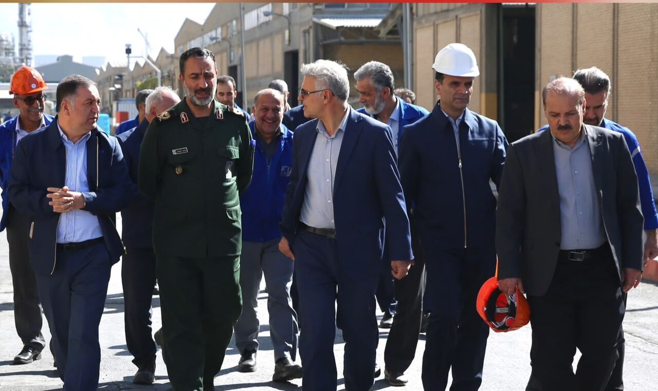 رزمندگان پتروشیمی شازند در خط مقدم جبهه اقتصادی ایستادگی کردند