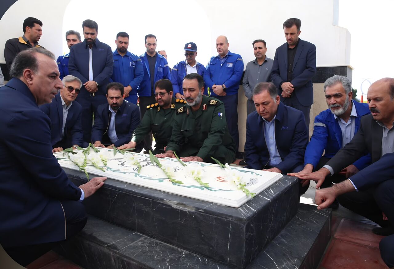 رزمندگان پتروشیمی شازند در خط مقدم جبهه اقتصادی ایستادگی کردند