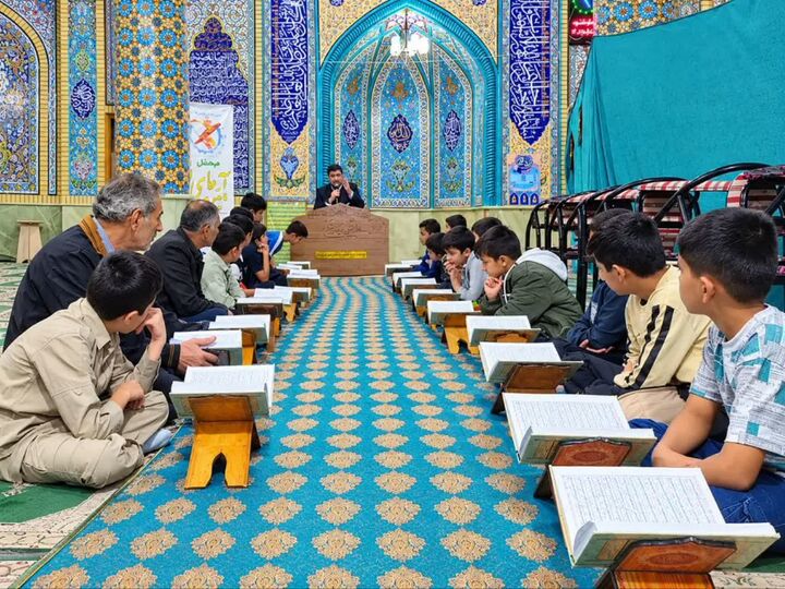 کانون ضیافت بروجن در مسیر تربیت نسل قرآنی؛ نوجوانان در فعالیت‌های فرهنگی مسجد نقش‌آفرینی می‌کنند