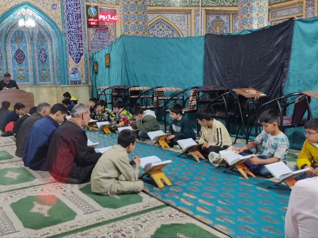 کانون ضیافت بروجن در مسیر تربیت نسل قرآنی؛ نوجوانان در فعالیت‌های فرهنگی مسجد نقش‌آفرینی می‌کنند