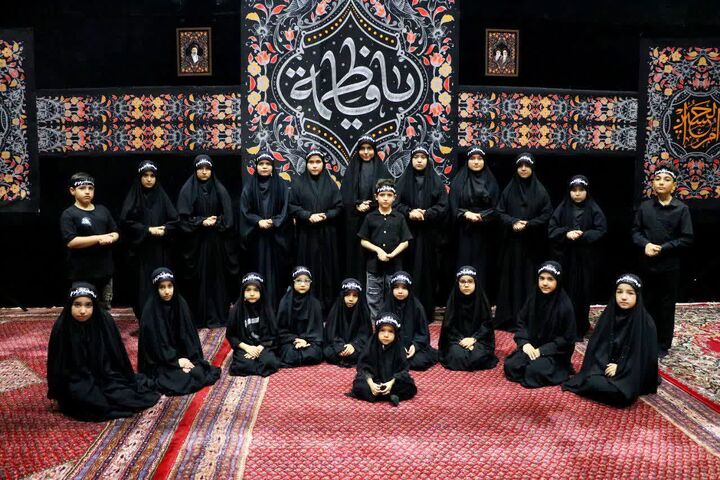 سفره حضرت زهرا سلام‌الله‌علیها با حضور مادر و خواهر شهید عزیزی برپا شد