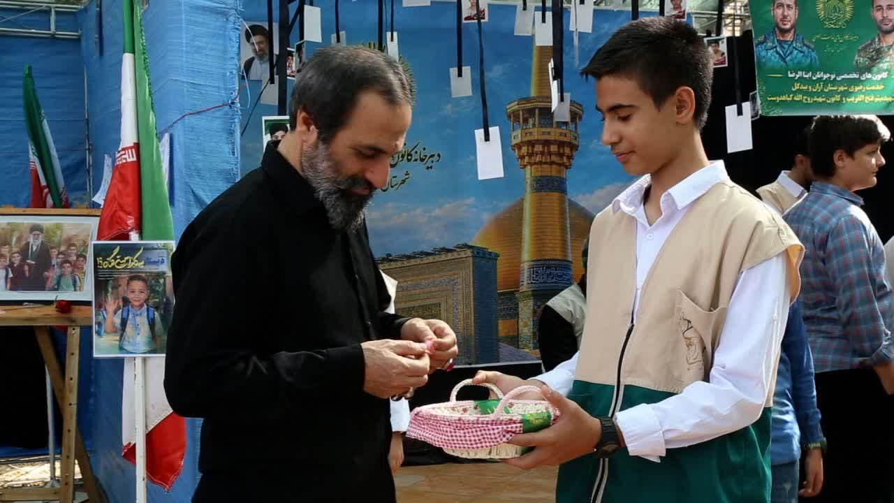 مصلی آران و بیدگل در تسخیر شور خدمت نوجوانان رضوی؛ از غرفه‌آرایی فاطمی تا چایخانه امام رضا(ع)