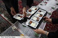 توزیع افطاری ساده  میان رهگذران و رانندگان به همت اهالی مسجد آشتیانی‌ها
