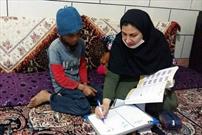 معلم فداکار گلستانی آموزش را به منازل دانش آموزان برد