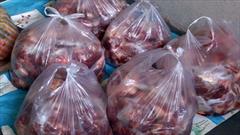 ۱۸۰ بسته گوشت نذری میان خانواده های آسیب دیده از «کرونا» در جهرم توزیع شد