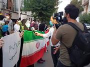 حضور جمعی از دانشجویان و مردم تهران مقابل سفارت بیروت جهت همدردی با مردم لبنان + تصاویر