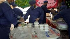 توزیع بیش از ۱۰۰۰ پرس غذای گرم توسط مرکز افق امامزاده میرزای فومن