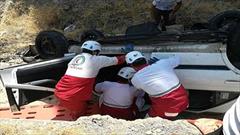 نجات جان ۳ مصدوم در پی واژگونی خودروی جیپ    در رودبار