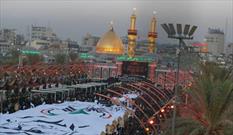 طولانی ‌ترین پرچم «الحشد الشعبی» بر دوش زائران اربعین در بین الحرمین