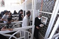 توزیع غذا میان زائران اربعین حسینی در مسجد کوفه