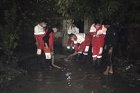امدادرسانی هلال احمر به ۱۷ خانوار آسیب دیده از سیلاب آزادشهر