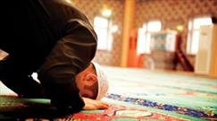 انسان بی نماز هویت ندارد/ ترک نماز یعنی قهر کردن با پروردگار