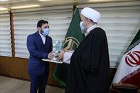 تجلیل دبیرکل مجمع جهانی تقریب مذاهب اسلامی از مدیر رادیو وحدت