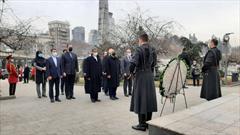 حضور ظریف در میدان قهرمانان شهر تفلیس و اهدای تاج گل به یادمان قهرمانان ملی گرجستان