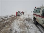 امدادرسانی نجاتگران هلال احمر سرنشینان ۳۰۰ خودروی گرفتار شده در منطقه تاراز