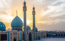 تعویض پرچم گنبد فیروزه‌ای مسجد جمکران در ‌آستانه نیمه شعبان